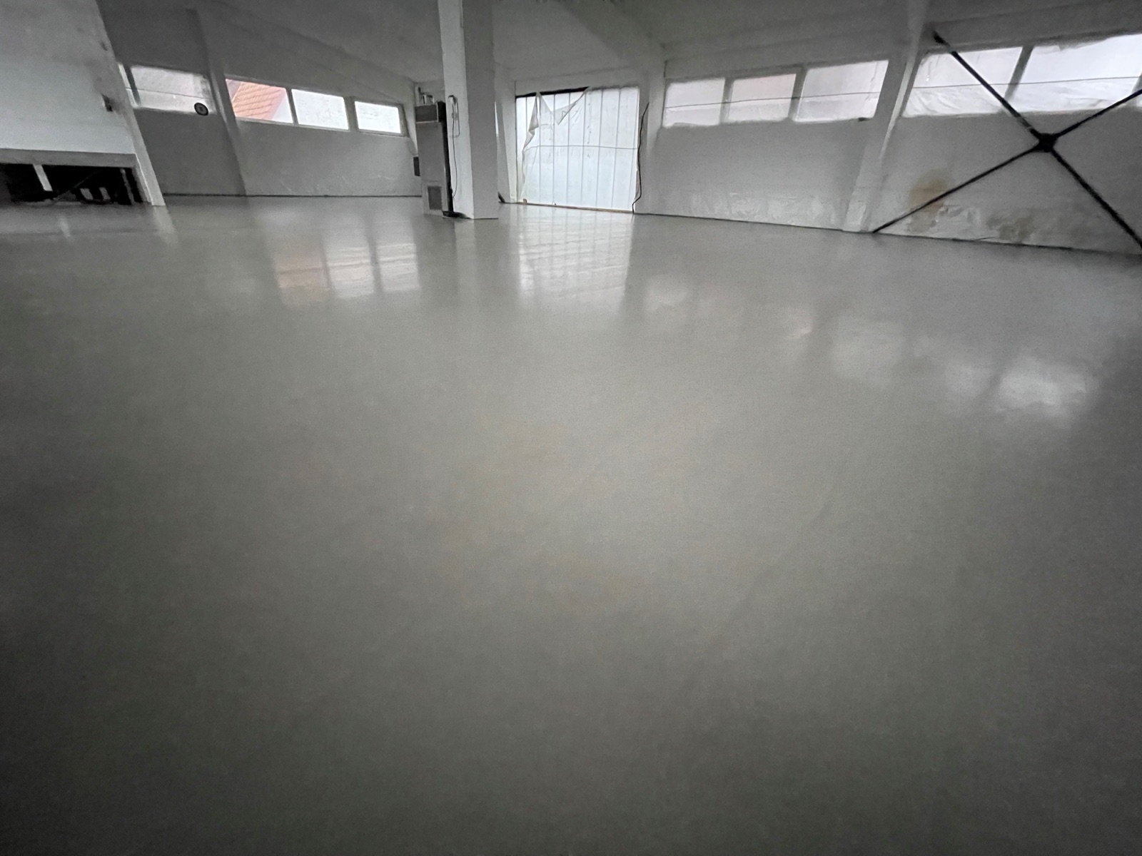 Fertig beschichteter grauer Hallenboden mit hoher Reflexion