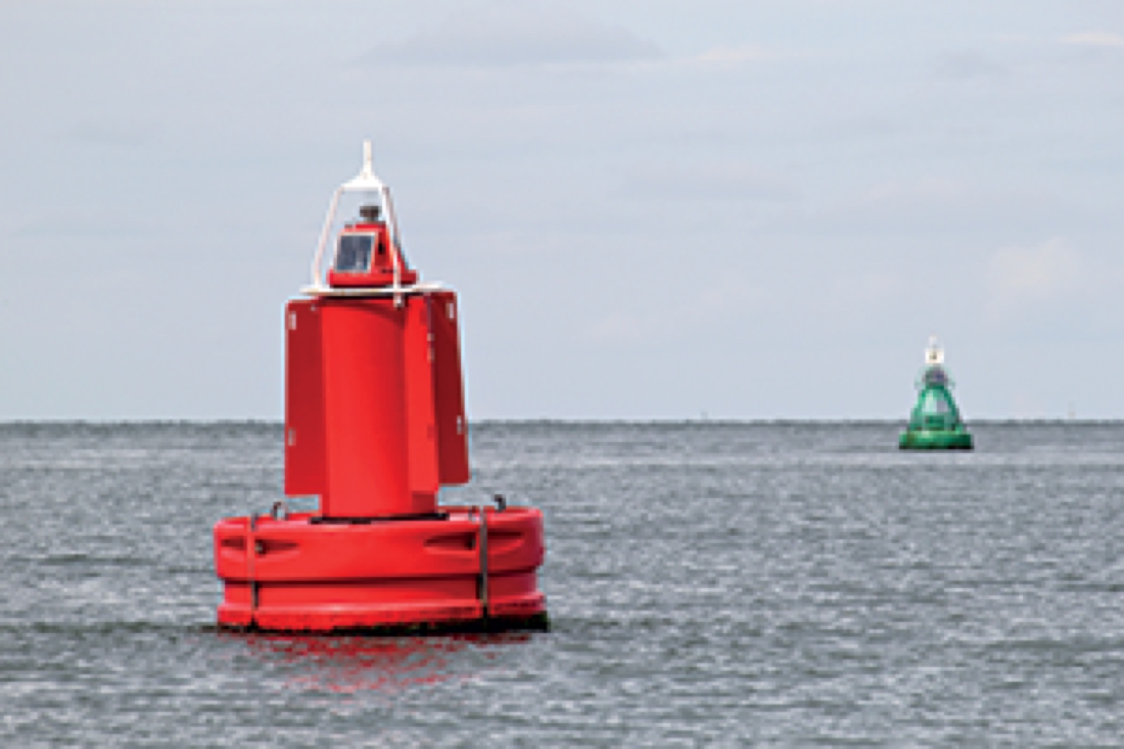 Rote und grüne Fahrwassertonnen auf dem Wasser