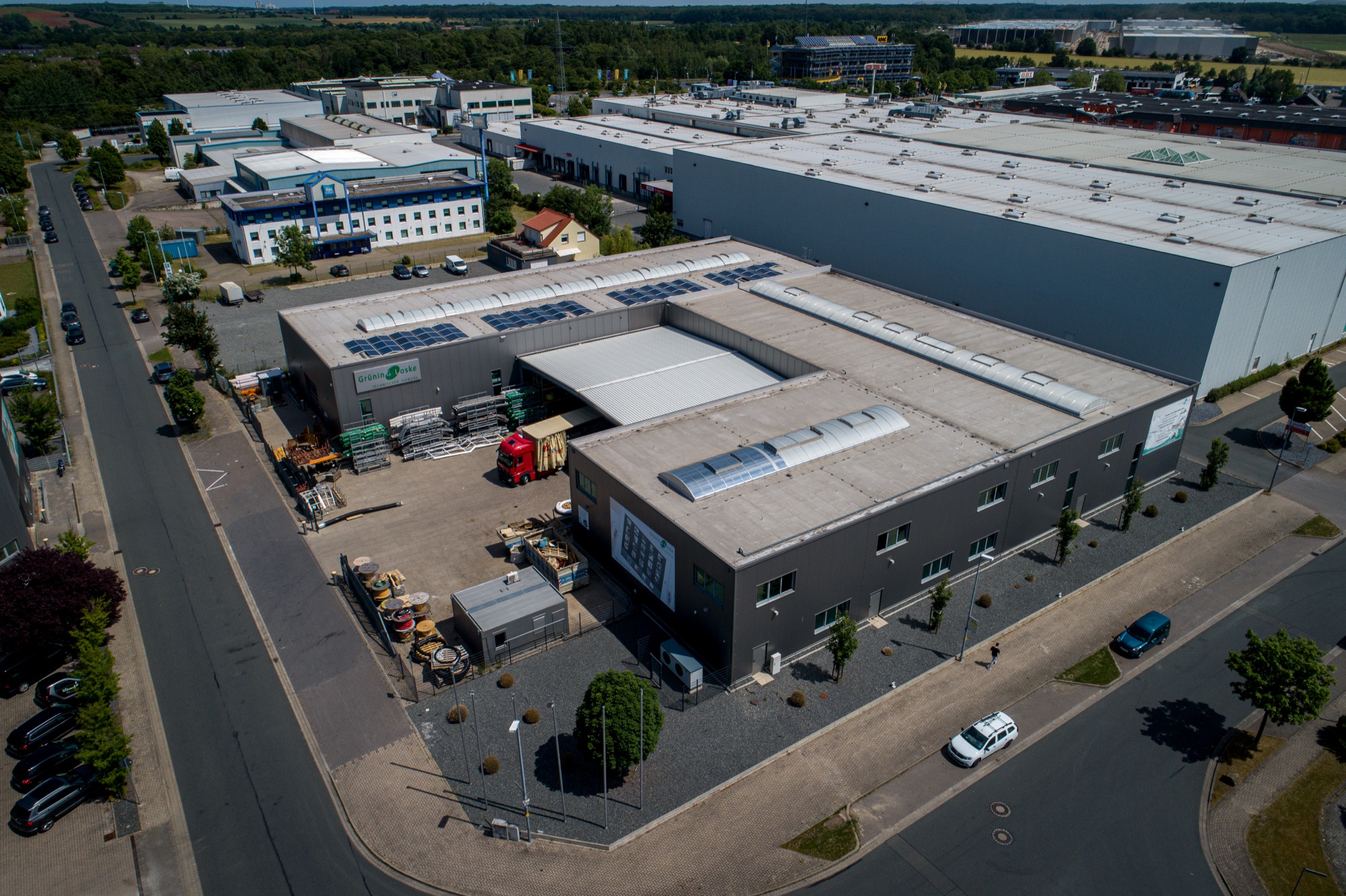 Luftaufnahme von Gebäude 2 des GrüloCOAT GmbH Betriebsgeländes