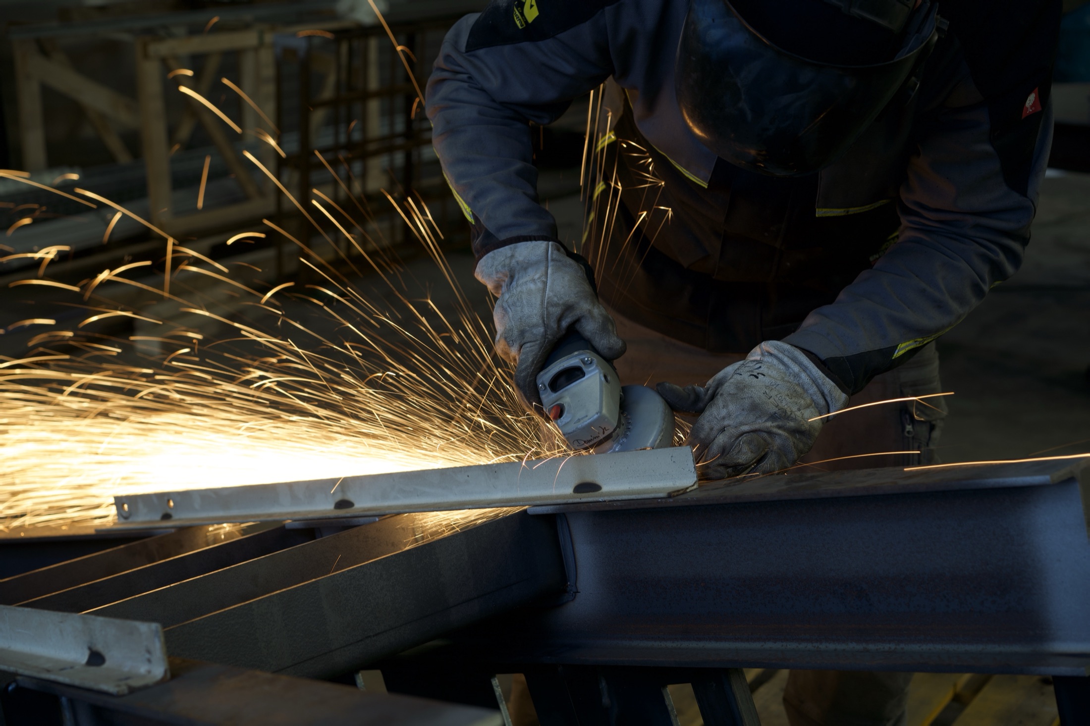 Metallbearbeitung und Untergrundvorbereitung mit dem Winkelschleifer