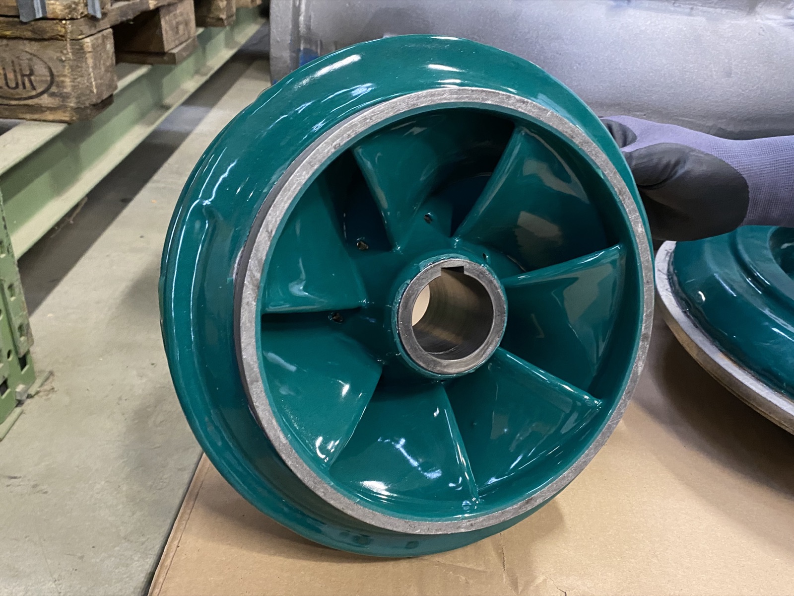 Pumpenbauteil mit elastischer Schutzschicht