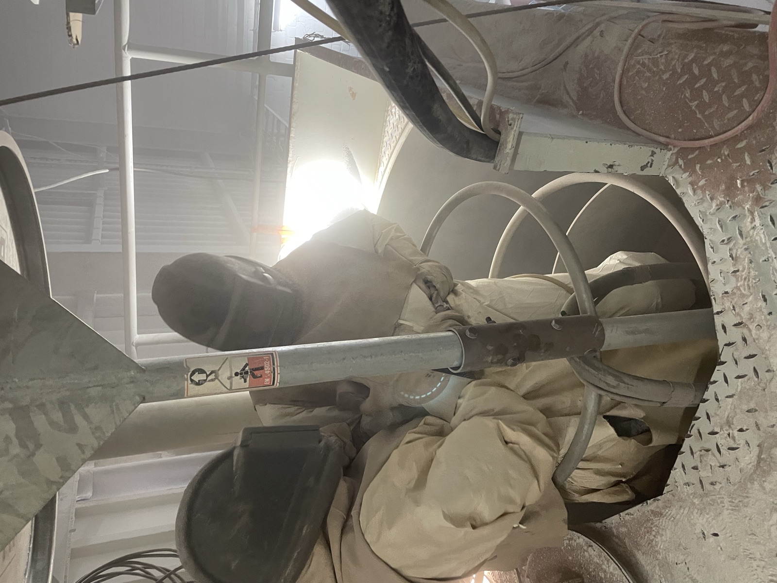 Zwei Techniker bei der Untergrundvorbereitung im Inneren eines Silos