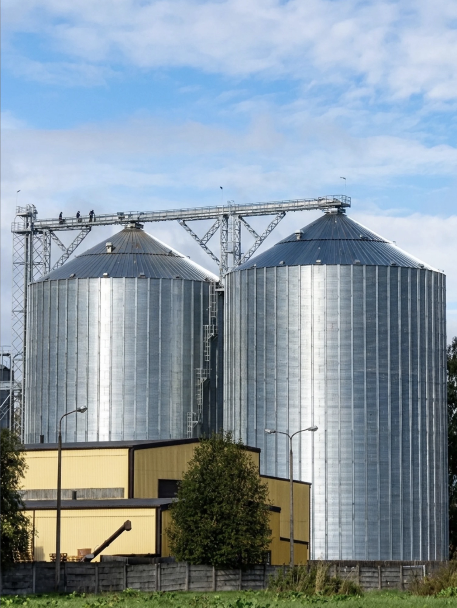 Zwei Hochsilos, wie sie mit GrüloCOAT beschichtet werden