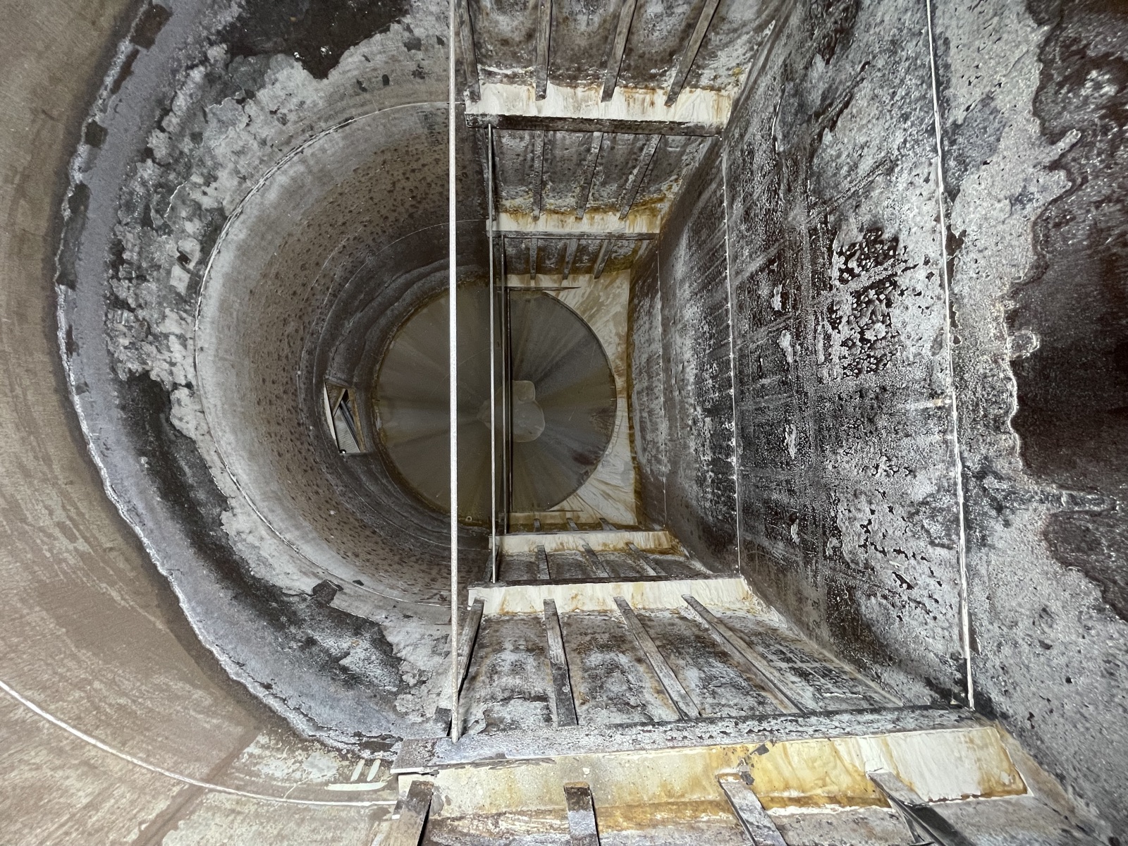 Stark verschmutztes und korrodiertes Silo-Inneres vor der Sanierung