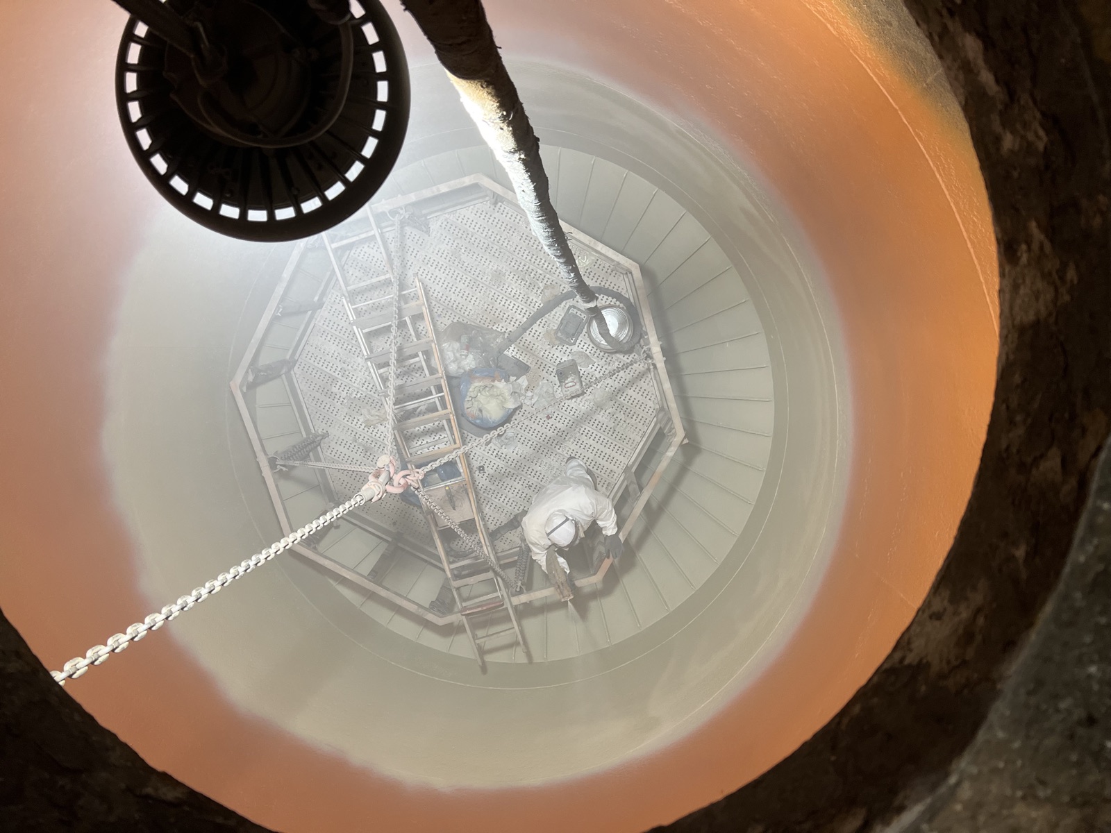 Fertig beschichtetes Silo-Inneres mit Techniker bei der Endabnahme