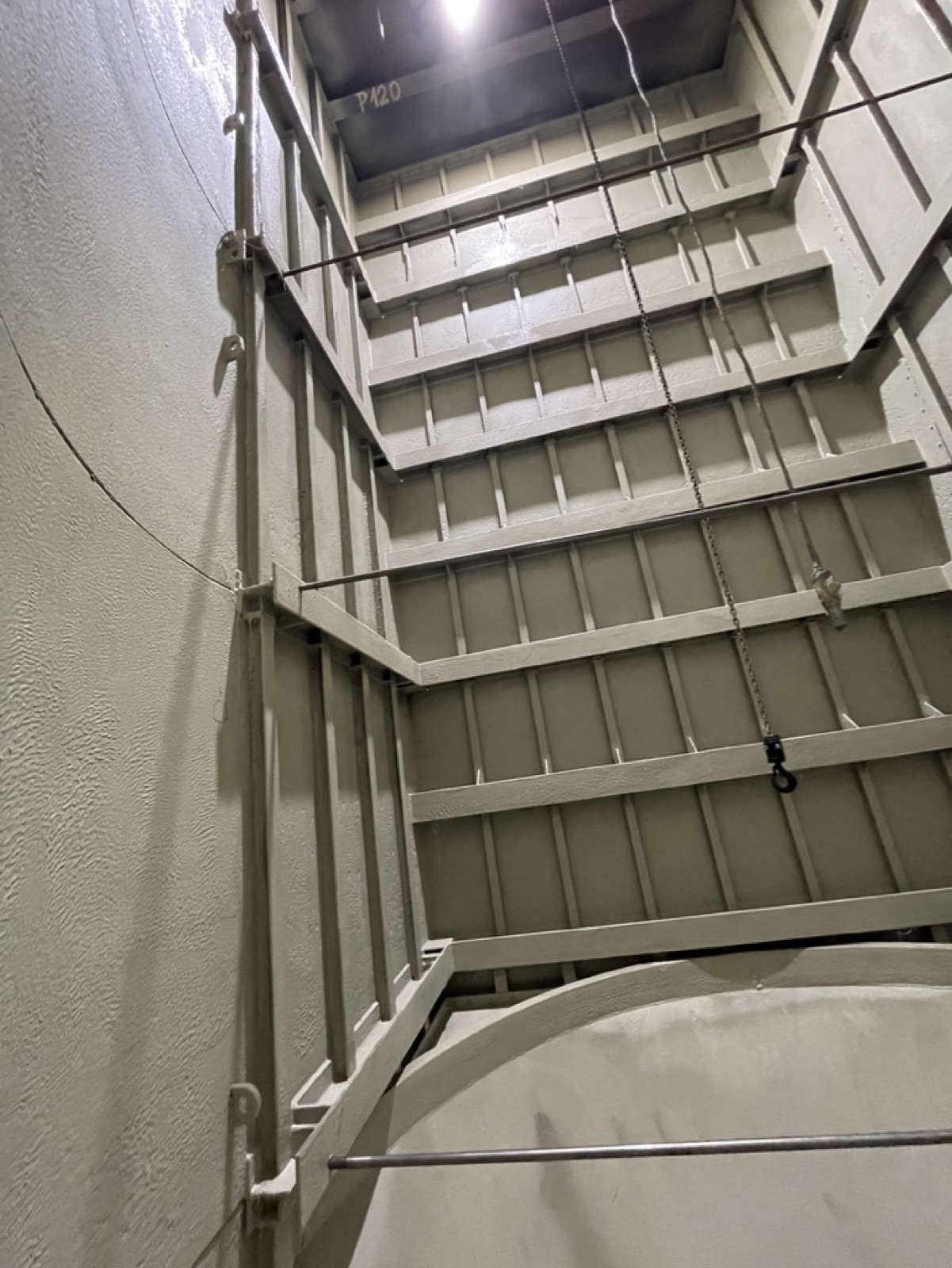 Dasselbe Silo-Innere nach der Sanierung im Extremfall
