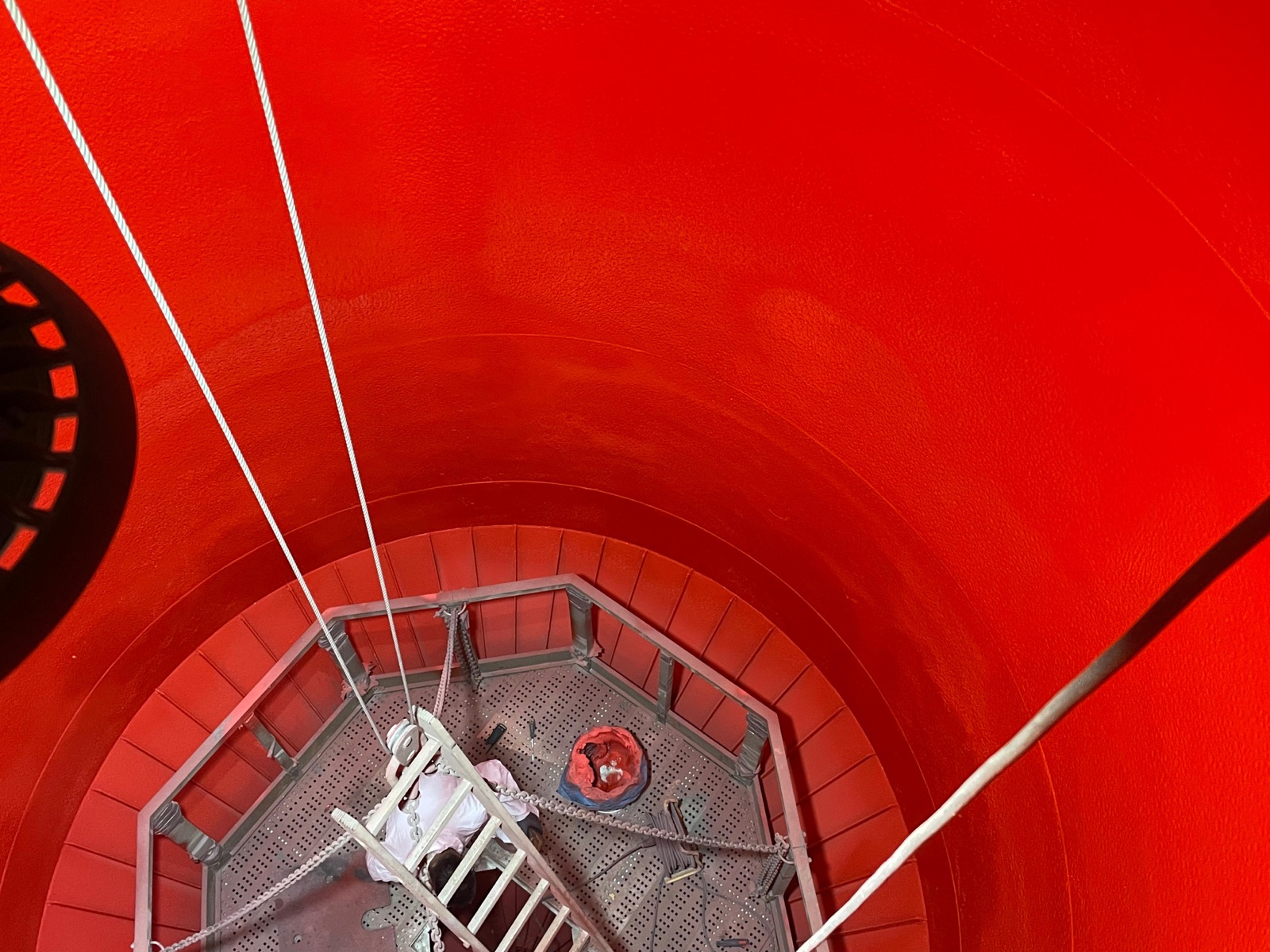 Silo-Innenraum mit roter Polyurea-Warnschicht nach dem Ampelprinzip