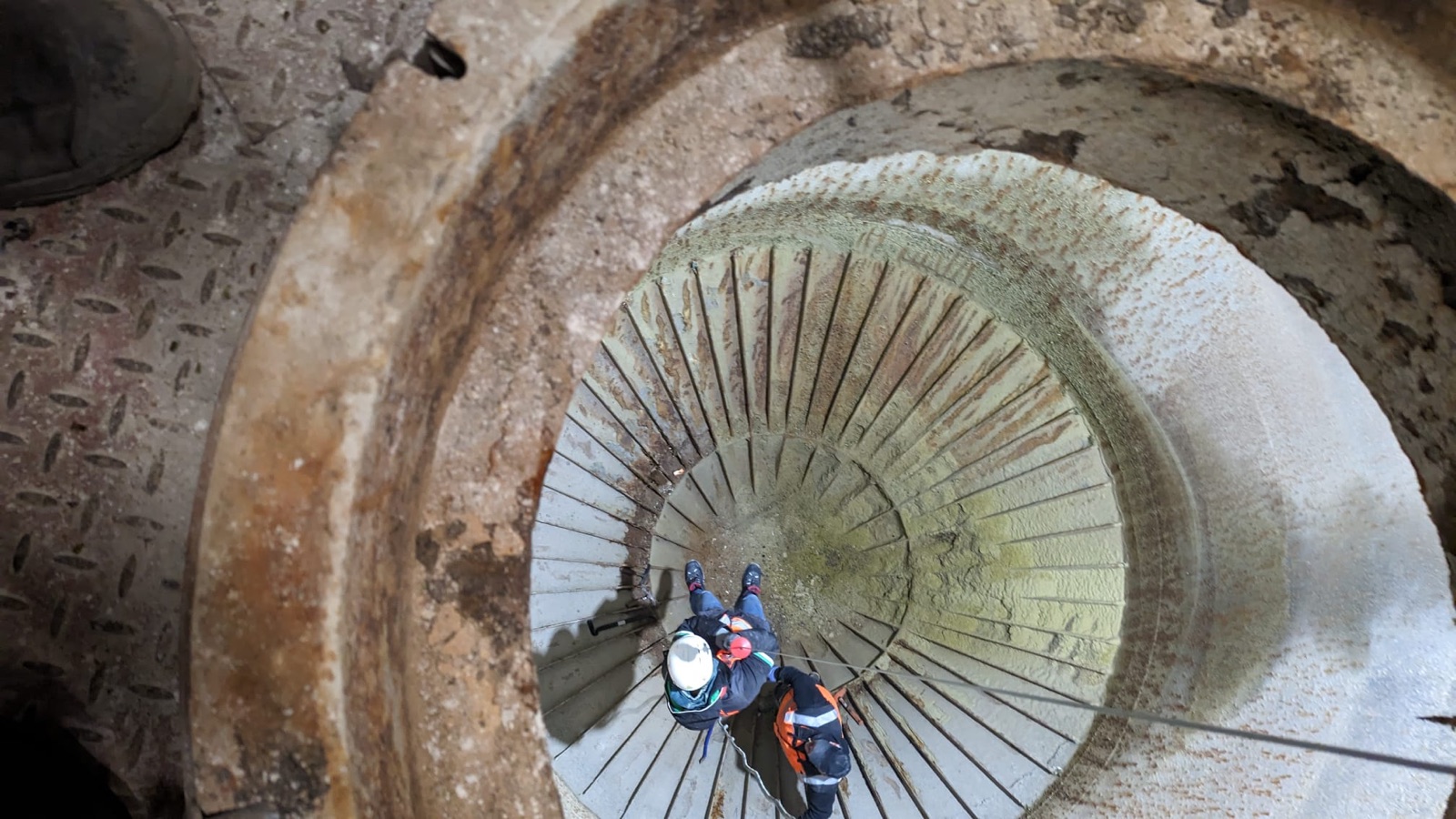 Verrostete Silo-Innenwand mit abgenutztem Riffelblechboden