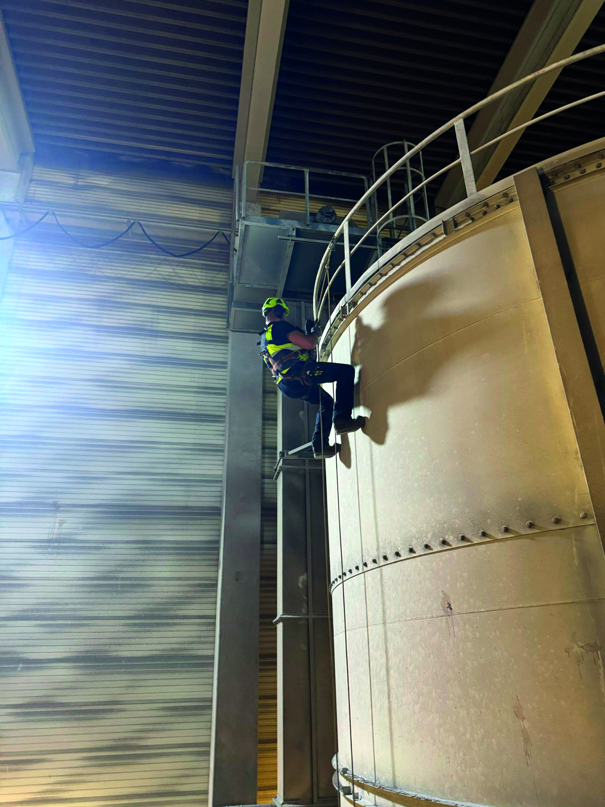 Techniker bei der Ultraschall-Wandstärkenmessung an einem Silo im Seilzugang